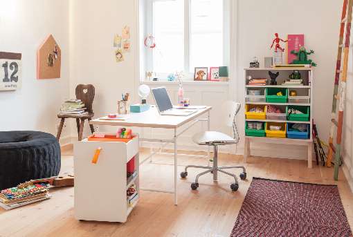 Images 1 + 2: Plywood furniture is very durable per se and, with its timeless design, can be used in many other rooms even after the first phase of use in the children's room. The crib, Famille Garage, can be converted into a small bed and later used as a small sofa. The shelf was previously a changing unit. Photos: Richard Lampert GmbH & Co.KG